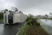 海葵颱風/台東16級陣風掀翻17噸貨車！屋頂掉落砸車　1.7萬戶沒電用