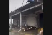 海葵颱風/宜蘭冬山店家鐵捲門整排毀　路牌告示桿倒分隔島上