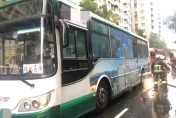 轟！林口公車行駛中驚傳「爆炸聲」　左後輪冒白煙疏散7乘客