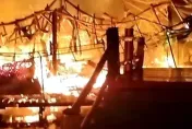 影/泰國芭達雅水上市場驚傳大火　熊熊烈火「伴隨爆炸聲」吞噬木造建築