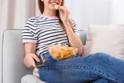 下班回家別再攤在電視機前！研究：女性一天坐超過6小時疾病風險激增37％