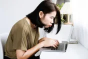 你真的會使用滑鼠和鍵盤？每天坐辦公室用電腦　姿勢不良恐駝背