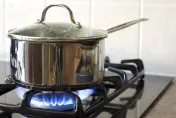 熱油鍋馬上沖冷水　恐增加燙傷危機！「煮錯」無毒鍋具恐還是有毒