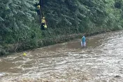 影/即刻救援曝光！東勢石角溪突暴漲　釣客站河中拉繩脫困