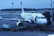 影/俄羅斯客機「技術原因」迫降西伯利亞農田　機上165人安全無恙