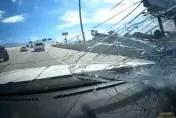 影/天降橫禍！高速公路上莫名飛來辦公椅　砸碎擋風玻璃嚇壞乘客