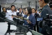 2023台北航太展/蔡英文出席航太展　親自試用XT112新戰鬥步槍