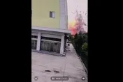 屏東高爾夫球具廠大爆炸/爆炸瞬間畫面曝！1秒內屋頂碎片噴發濃煙沖天