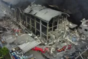 最新空拍/屏東工廠爆炸黑煙蓋天慘如廢墟　3消防車埋瓦礫堆