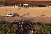 影/1天超過2000人！大量移民自美墨邊境湧入　德州艾爾帕索庇護所被塞爆