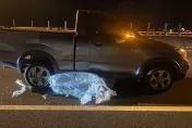 國道5號驚傳「飛床」慘案！司機沒綁好釀禍　3張床墊掉落2車追撞
