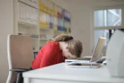 一上班就易怒、難以集中精神　恐罹患「職場憂鬱症」！心理師揭6大病症