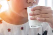 可樂贏過白開水！研究「13種解渴飲品排行」　牛奶竟是第一名