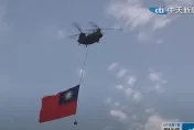 國慶全兵力預演　直升機懸巨幅國旗通過總統府上空