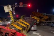 桃園捷運工安意外！　吊車翻覆「壓爆」路過車輛釀2傷