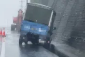 小犬颱風/台東狂風暴雨第一線直擊！小貨車慘卡排水溝　樹木、鐵皮圍籬被吹倒