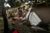 影/美國奧勒岡州小飛機墜毀民宅2死1傷　民眾拍下墜落畫面驚嘆：以為是遙控飛機