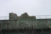 小犬颱風/墾丁龍磐地標「球狀雷達罩」　遭17級風吹破受損