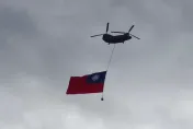 影/國慶前最後預演　直升機懸巨幅國旗通過總統府上空
