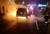 快訊/台65線新莊路段火燒車　轎車陷火海燒毀幸無人傷
