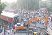 影/印度再傳火車出軌4死80傷　醫院啟動大量傷患機制