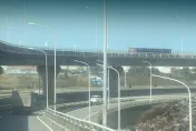 快訊/突來詭風！西濱龍井段貨櫃車遭搧翻覆橋面　23歲駕駛輕傷