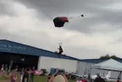 影/驚悚一瞬！跳傘運動員失控自空中高速著地　狠撞地面民眾釀1死3傷