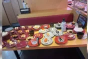狂點滿滿一桌壽司！結帳離開每盤都剩...店員收桌傻眼