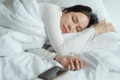 睡姿與夢的類型相關？科學家揭：仰臥者更容易做噩夢　恐與1症候群有關