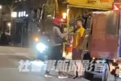 影/互嗆片！垃圾車與機車行車糾紛　外送員拿球棒抵清潔隊員頸部