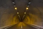 山西旅遊巴士高速公路擦撞隧道壁　車上51人全掛彩14人身亡