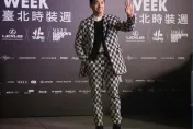 帥炸了！市長蔣萬安時尚周「一襲黑白格裝」氣勢出場　簡直男模伸展台
