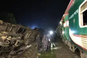 影/孟加拉兩列火車相撞翻覆　乘客受困車廂下「至少17死逾百傷」