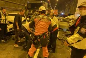 影/蘇花新澳隧道16車追撞11傷1死　人被壓車底喊「救命」