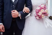 30年「珍珠夫妻」重拍婚紗照美爆！　網紅律師曬媽媽神顏值網讚：正到犯規