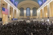 數百名支持巴勒斯坦抗議者佔領大廳靜坐　紐約中央車站被迫暫時關閉