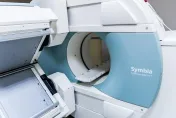 恐怖！MRI掃瞄儀突把病床吸入　護理師慘遭重夾螺絲嵌進身體
