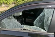 新店男與妻吵架當街暴走撒錢　路邊轎車玻璃被他拿磚塊砸爛
