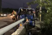 影/恐怖！高雄貨車「自撞橋墩」慘遭鐵管穿車頭　警消破車救人