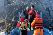 影/宜蘭玻璃海灘2釣客困礁石　舢板船衝現場救援1傷送醫