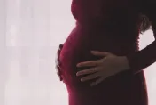 捷運孕婦「搶博愛座」！挺6月孕肚撞倒她　一票人傻眼：沒品