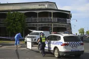 影/澳洲溫泉小鎮爆死亡車禍！BMW休旅車「失控撞酒店草坪區」釀5死含2童