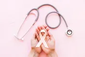 36歲女老師「無症狀」竟罹乳癌！醫警不只有硬塊「8現象」也要注意