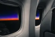 乘客搭飛機覺得「又吵又冷」　空服員一看竟然少了2片窗戶玻璃