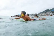 印尼衝浪選手來台意外身亡　上百名選手銜花游向台東海面致哀
