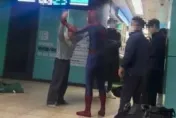 影/戴面具的都是英雄！流浪漢車站鬧事　天降「蜘蛛人」跳舞解危機