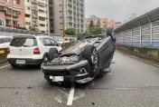 快訊/新店小客車自撞分隔島翻車　女駕駛爬出車外輕傷送醫