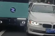 無人快遞車行駛中變換車道　意外擦撞後方「白色BMW」