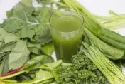 網傳「通便蔬菜汁」30分鐘保證有感！營養師示警：亂喝恐「腸阻塞」