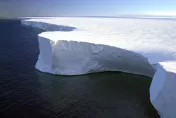 面積是倫敦兩倍大！「世界最大冰山」脫離南極海底快速移動中